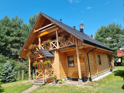 Dvoupatrový dřevěný domek